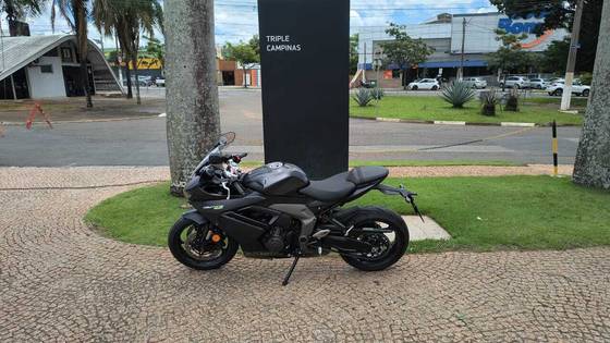 TRIUMPH DAYTONA 660 